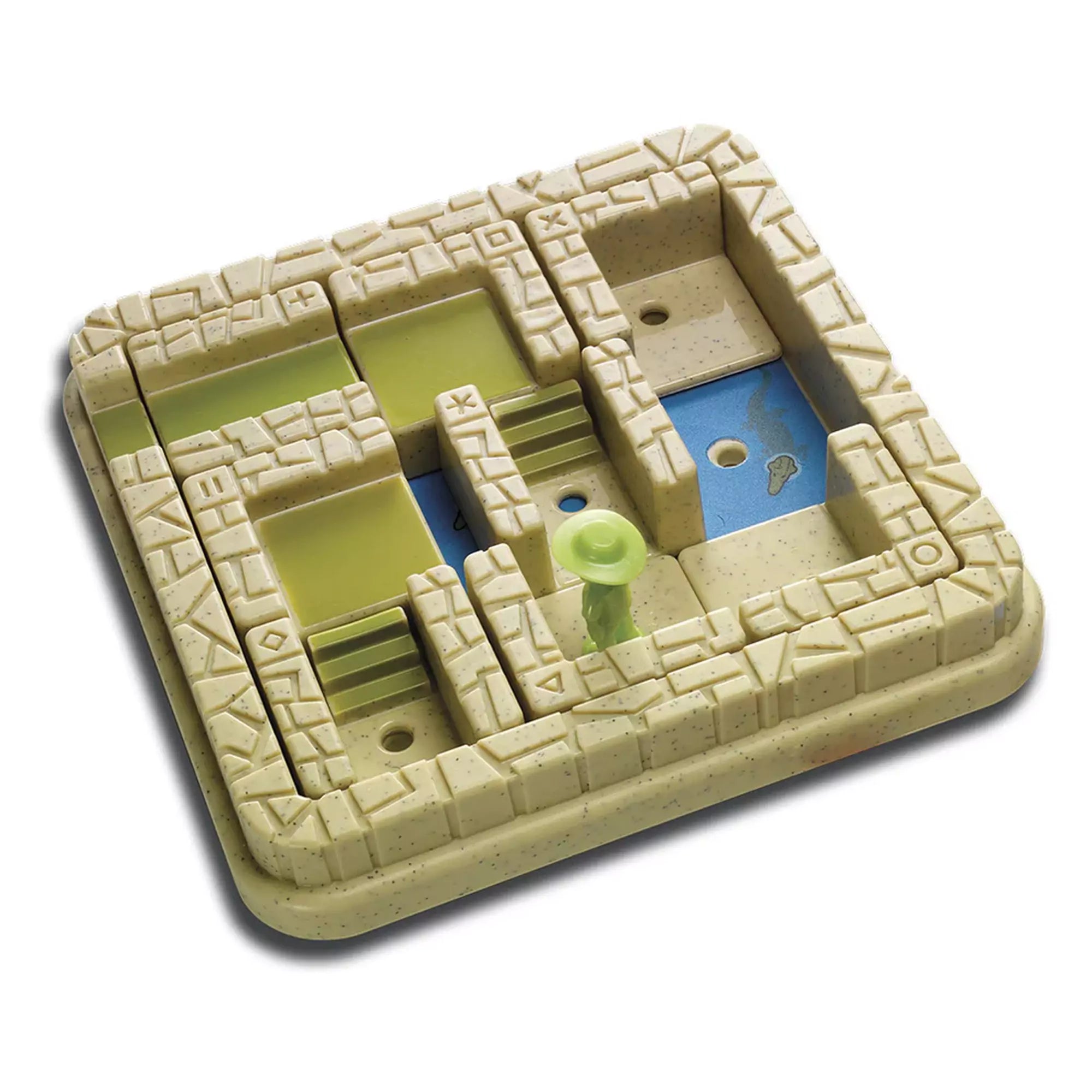 Közelkép a Smart Games Temple Trap játéktábláról, a részletes labirintus elemekkel és a zöld kalandor figurával.
