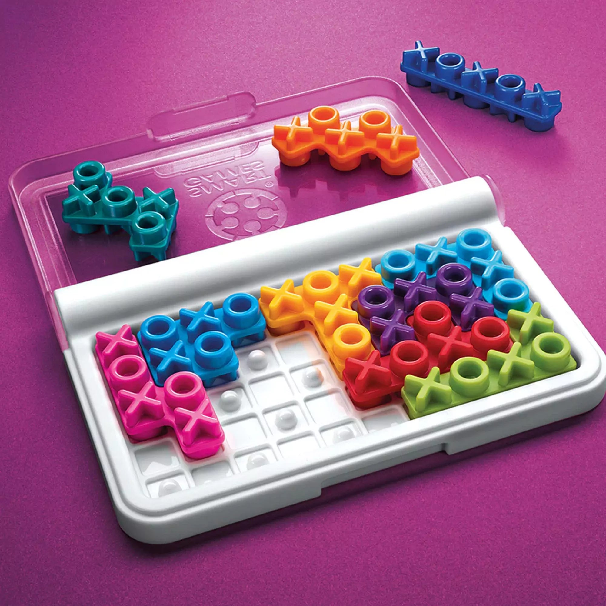 Smart Games IQ XOXO logikai játék színes X és O alakú elemekkel, részben kirakott játéktáblával, lila háttérrel