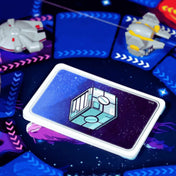 Star Wars: Super Teams magyar nyelvű társasjáték játékkártya közelről űrbéli ládával és körülötte elhelyezett űrhajó figurákkal.