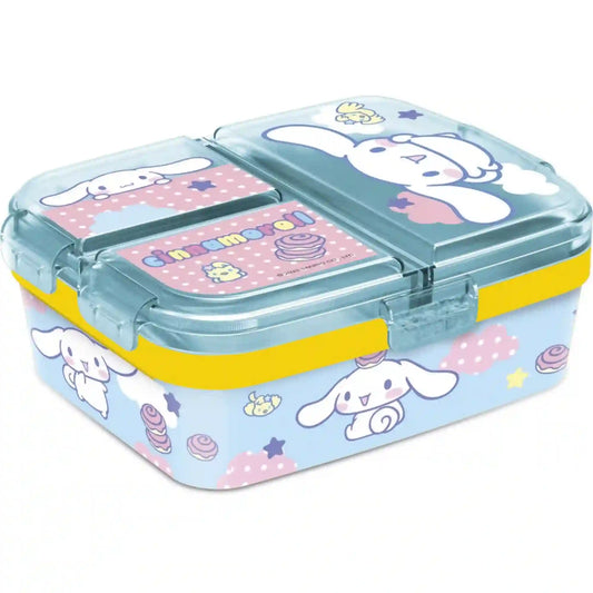 STOR Cinnamoroll mintás, több rekeszes uzsonnásdoboz zárható fedéllel, 18 × 15 × 6,5 cm – világoskék uzsonnásdoboz átlátszó, háromrészes fedéllel, Cinnamoroll figurákkal, rózsaszín felhőkkel, csillagokkal és süteménymintákkal, sárga peremmel és átlátszó zárófülekkel, fehér háttér előtt.
