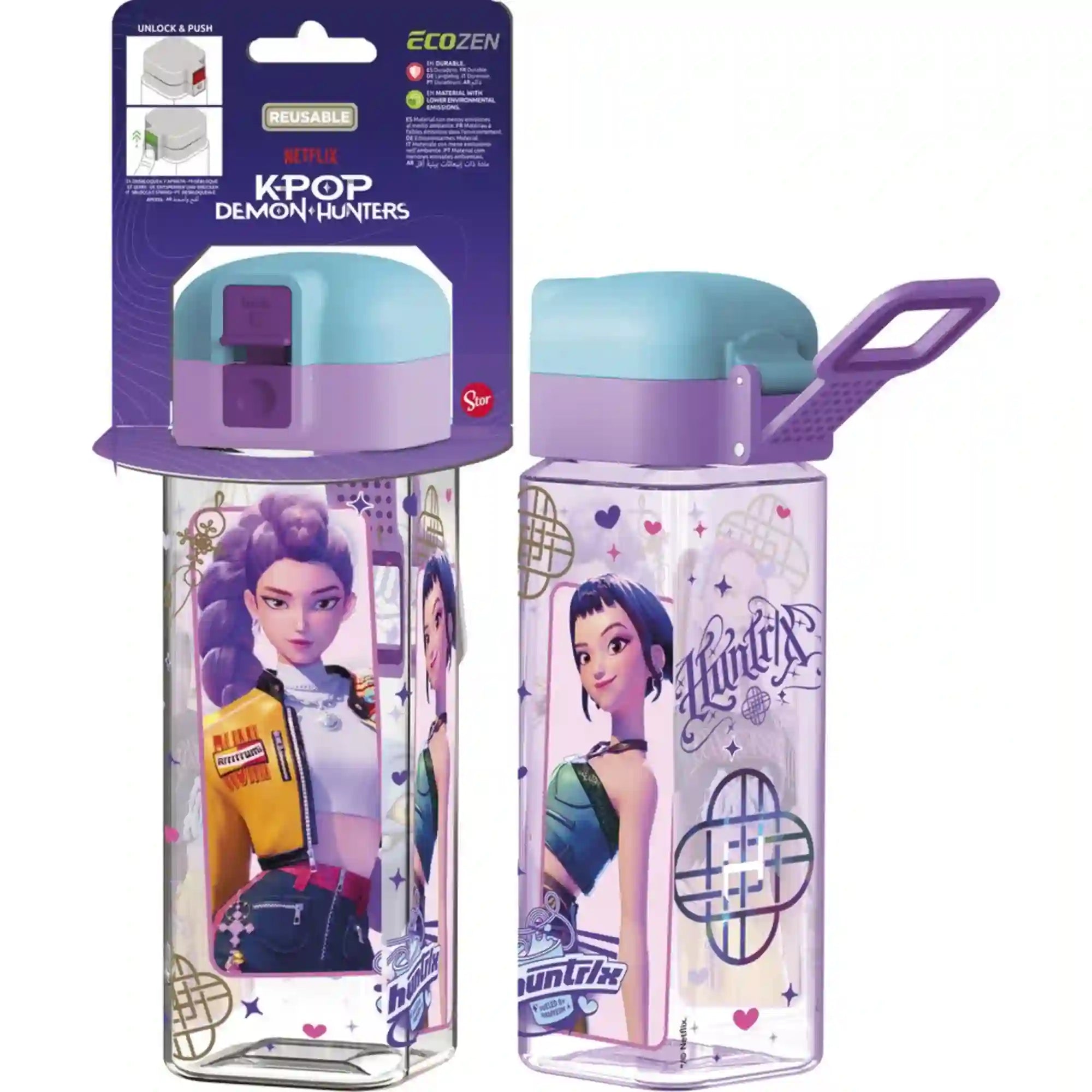 STOR Demon Hunters mintás négyzet alakú kulacs szivárgásmentes, zárható kupakkal és akasztóval, 550 ml – átlátszó, szögletes kulacs KPop Demon Hunters HUNTR/X szereplőkkel, világoskék-lila kupakkal és kihajtható akasztóval. A képen a kulacs két oldala és lila csomagolása látható.