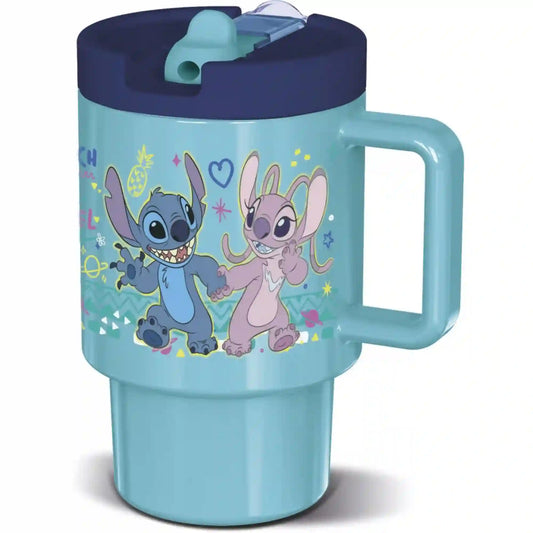 STOR Stitch és Angel mintás türkiz szívószálas pohár, sötétkék tetővel, felhajtható ivócsőrrel és oldalsó fogantyúval. A poháron Stitch és Angel figurája látható színes minták között, fehér háttér előtt.