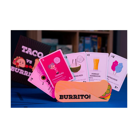 Taco vs Burrito magyar nyelvű társasjáték burrito alakú kártyatartója öt színes játékkártyával, háttérben a játék fekete dobozával.