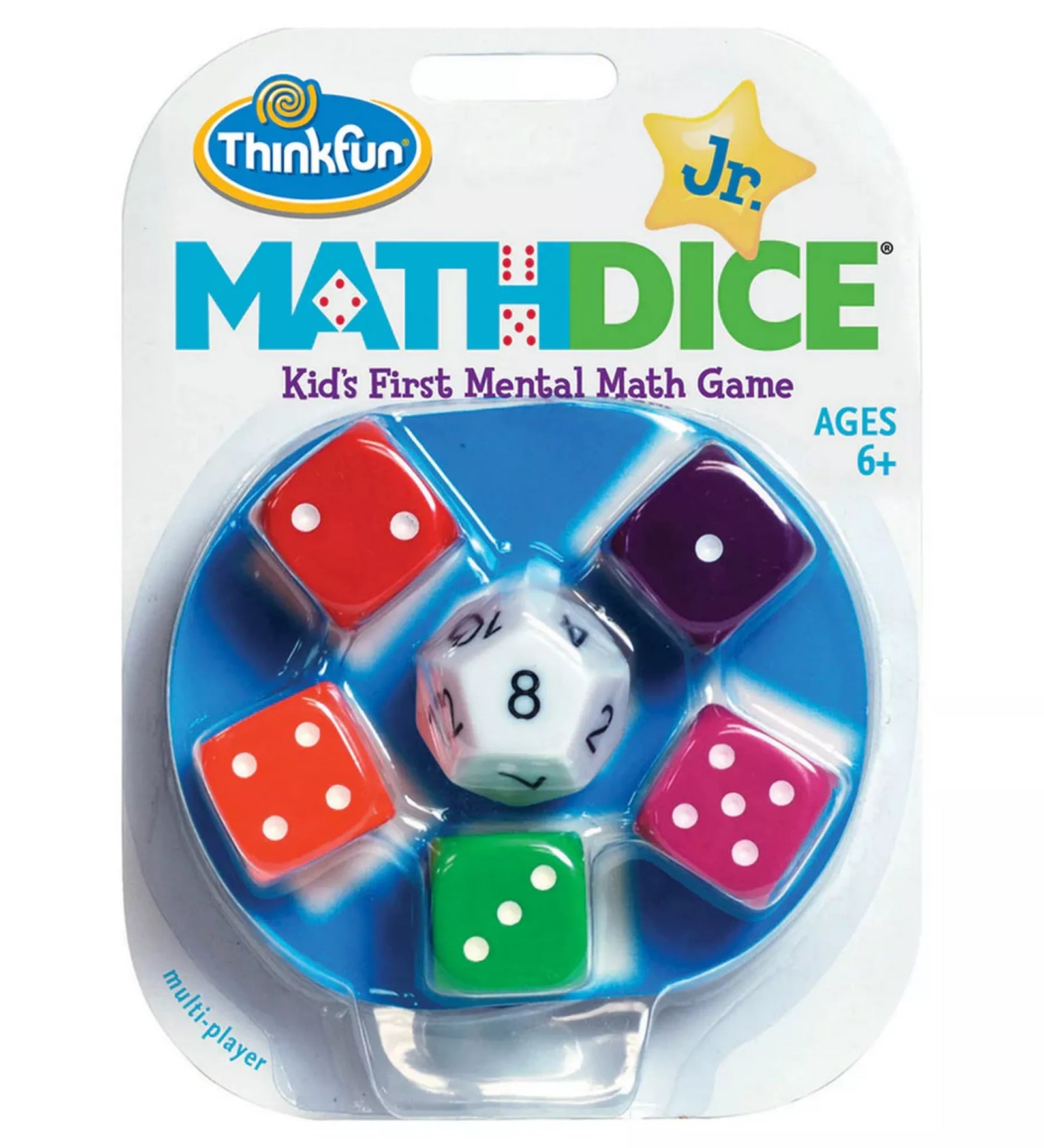 „A Math Dice Jr. játék csomagolása, színes dobókockákkal és egy fehér 12 oldalú célszám-kockával.”