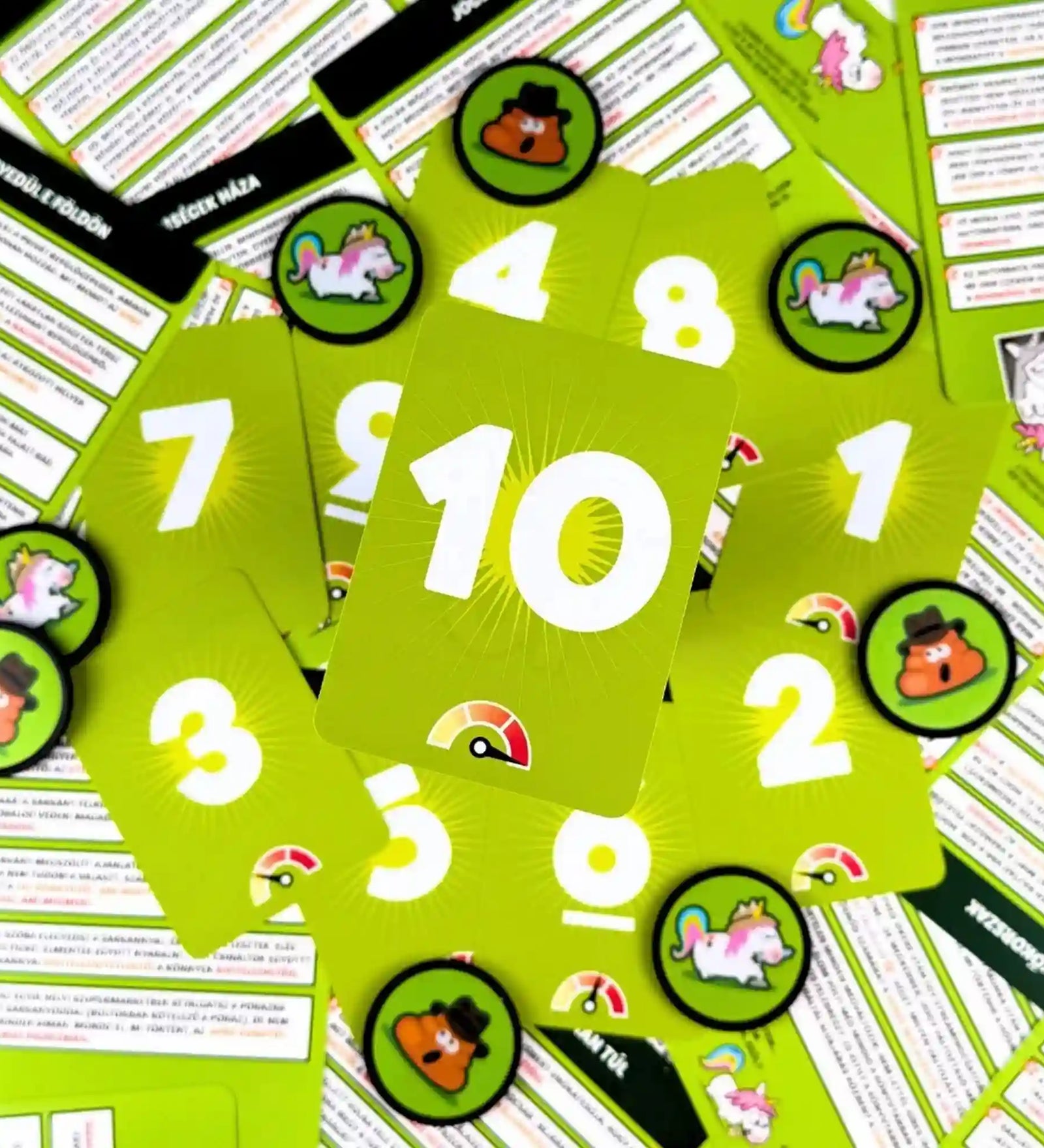 Top 10 Kalandok magyar nyelvű társasjáték számozott kártyái és unikornisos, valamint kalapos karakterzsetonjai.