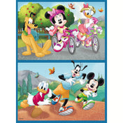 Mickey egér és barátai puzzle illusztráció, amelyen Minnie és Daisy bicikliznek Plutóval, míg Mickey, Donald és Goofy futóversenyen vesznek részt, mozgalmas, élénk színekkel.