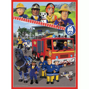 Fireman Sam puzzle kész kép, amelyen Sam és csapata a tűzoltóállomás előtt állnak a piros tűzoltóautóval, rendőrrel, mentőkutyával és mentőjárművekkel, részletgazdag, színes illusztrációval.