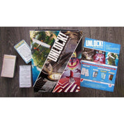 Unlock! Escape Adventures társasjáték tartalma: a doboz, szabályfüzet és több pakli kártya, amelyek az izgalmas szabadulószoba-kalandokat rejtik.