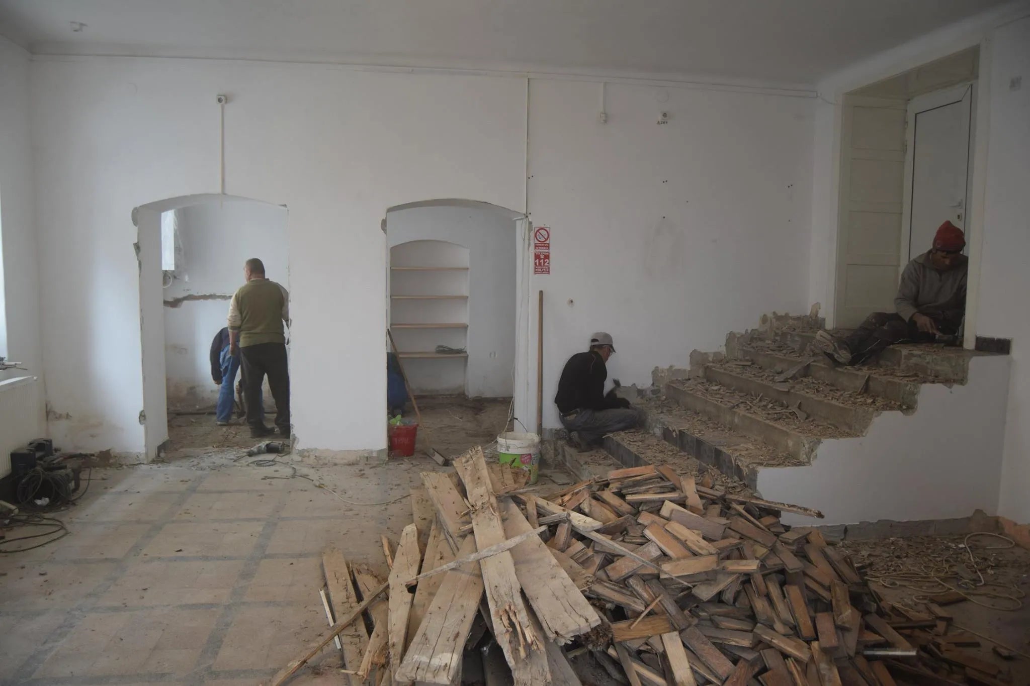 Üzlethelyiség felújítás közben bontási munkálatokkal