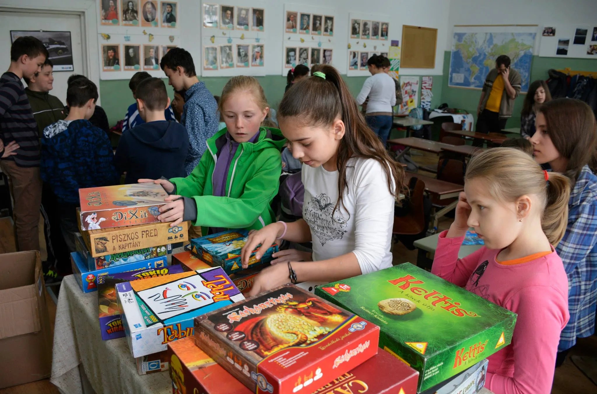 Gyerekek társasjátékokat próbálnak ki iskolai környezetben a jatszma jovoltabol