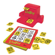  A ThinkFun Zingo! társasjáték tartalma: egy piros Zingo! adagoló, amely sárga képes kártyákat tol ki, valamint egy Zingo! játéktábla és több sárga kártya különböző szavakkal és képekkel.