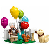 Carl Fredricksen és Dug a "Fel" ház készlet kertjében, színes léggömbökkel és egy kis mókussal.