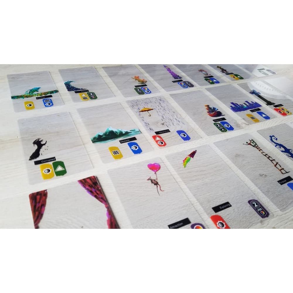 A "Canvas: Festői vásznak" társasjáték részletes kártyáinak elrendezése, melyek különböző grafikákat, szimbólumokat és szöveges elemeket tartalmaznak, a játékosok stratégiáját segítve.